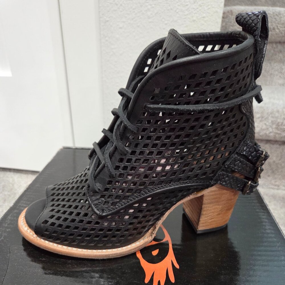 *Brand New* Beautiful Freebird Black Benni Bootie, Size 9